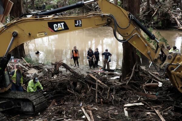 Rescatistas buscan un lugar donde un perro de búsqueda y rescate encontró desaparecidos en Ingram, Texas, EE. UU // Foto: EFE