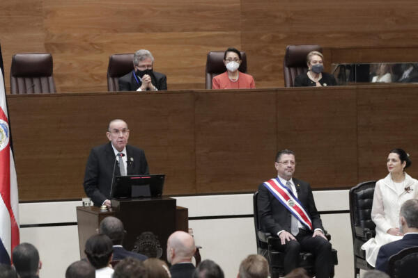 Presidente del Congreso de Costa Rica, Rodrigo Arias (i), hablando durante la ceremonia de investidura del presidente Rodrigo Chaves (c-d). EFE/Bienvenido Velasco