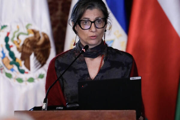 La relatora de la ONU para Palestina, Francesca Albanese, habla durante la cumbre ministerial de emergencia del Grupo de La Haya este miércoles, en Bogotá (Colombia). Fuente: EFE