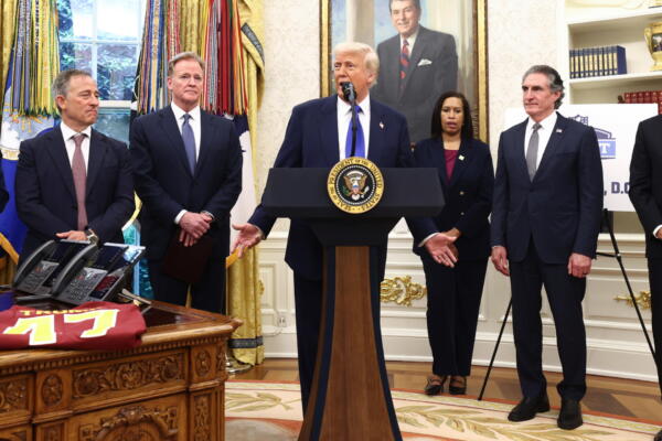 Fotografía de archivo del presidente de EE.UU. Donald Trump, junto con el propietario de los Washington Commanders Josh Harris