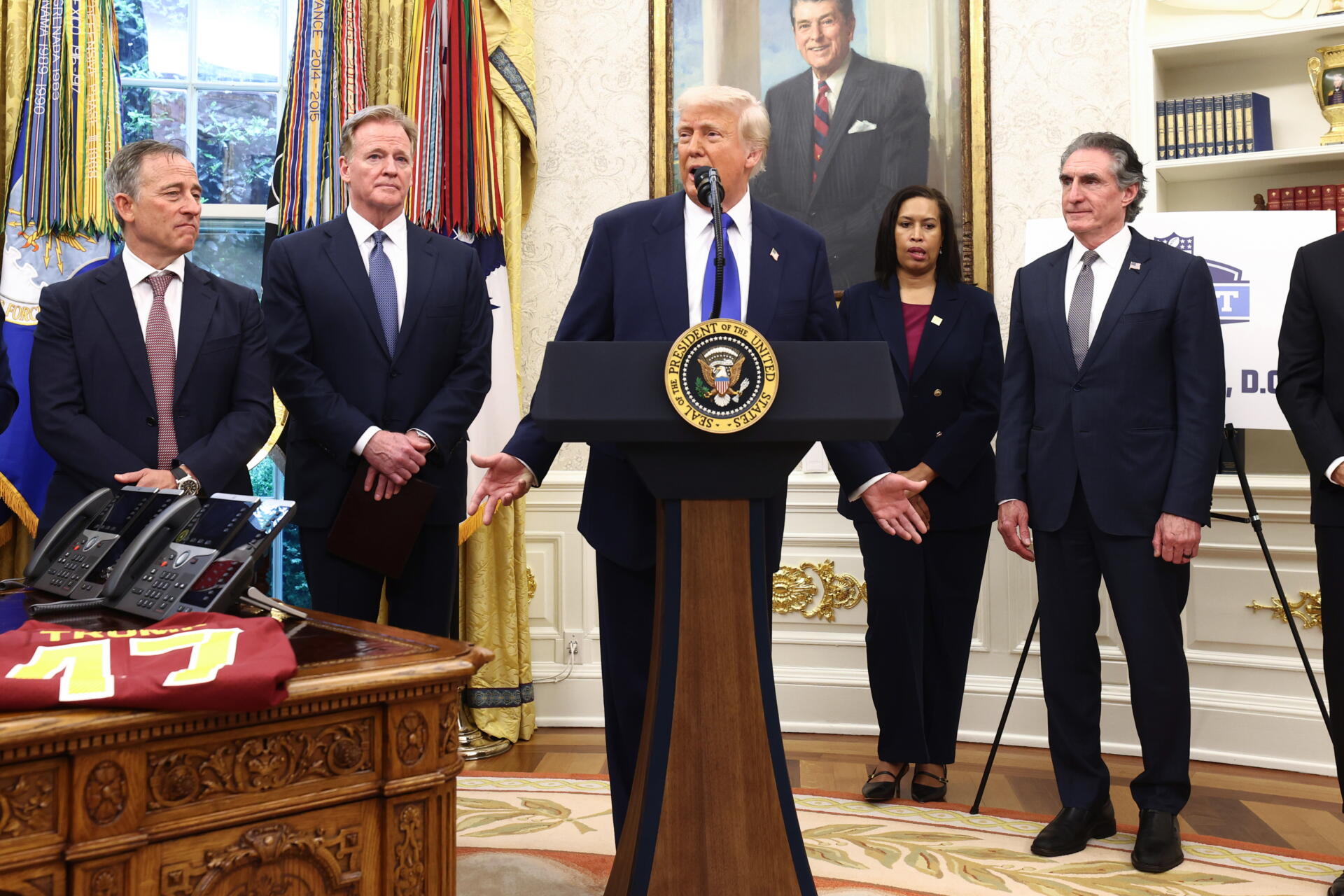 Fotografía de archivo del presidente de EE.UU. Donald Trump, junto con el propietario de los Washington Commanders Josh Harris