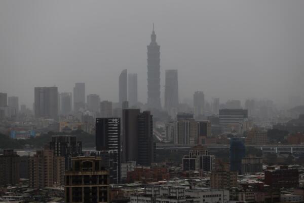 Al menos dos personas murieron por el tifón Danas y más de 500 heridos y daños considerables. Foto: fuente EFE