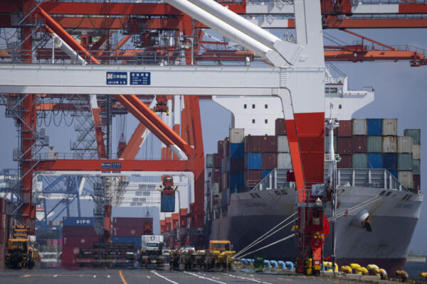Trump descarta mover la fecha límite para aranceles y amenaza con más recargosinternational cargo terminal in Tokyo on July 4, 2025. While US President Donald Trump imposed a 10 percent tariff on most US trading partners in April, the rate is set to rise for dozens of economies including the European Union and Japan come July 9. (Photo by Yuichi YAMAZAKI / AFP)