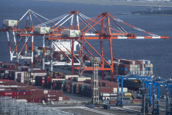 Contenedores y un buque portacontenedores en la terminal internacional de carga de Tokio el 4 de julio de 2025. (Foto de Yuichi YAMAZAKI / AFP)