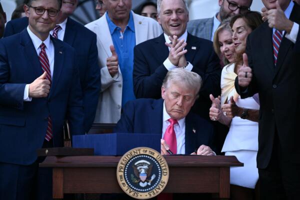 El presidente de Estados Unidos, Donald Trump (C), firma la 