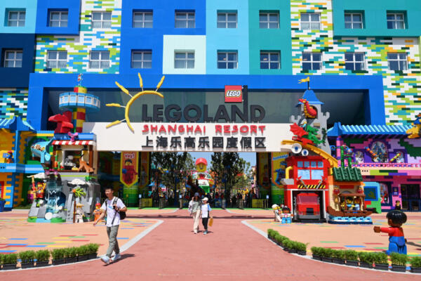 Una entrada al Legoland Shanghai Resort, el Legoland más grande del mundo, se ve durante la gran inauguración del parque temático en Shanghái el 5 de julio de 2025. (Foto de AFP) / China OUT / CHINA OUT / CHINA OUT
