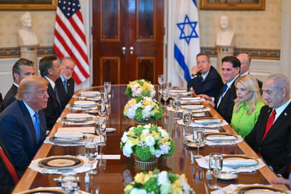 El presidente de Estados Unidos, Donald Trump, se reúne con el primer ministro israelí, Benjamin Netanyahu, en la Sala Azul de la Casa Blanca en Washington, D.C., el 7 de julio de 2025. El primer ministro Netanyahu se reunirá el lunes con el presidente Trump, quien expresó su esperanza de un 