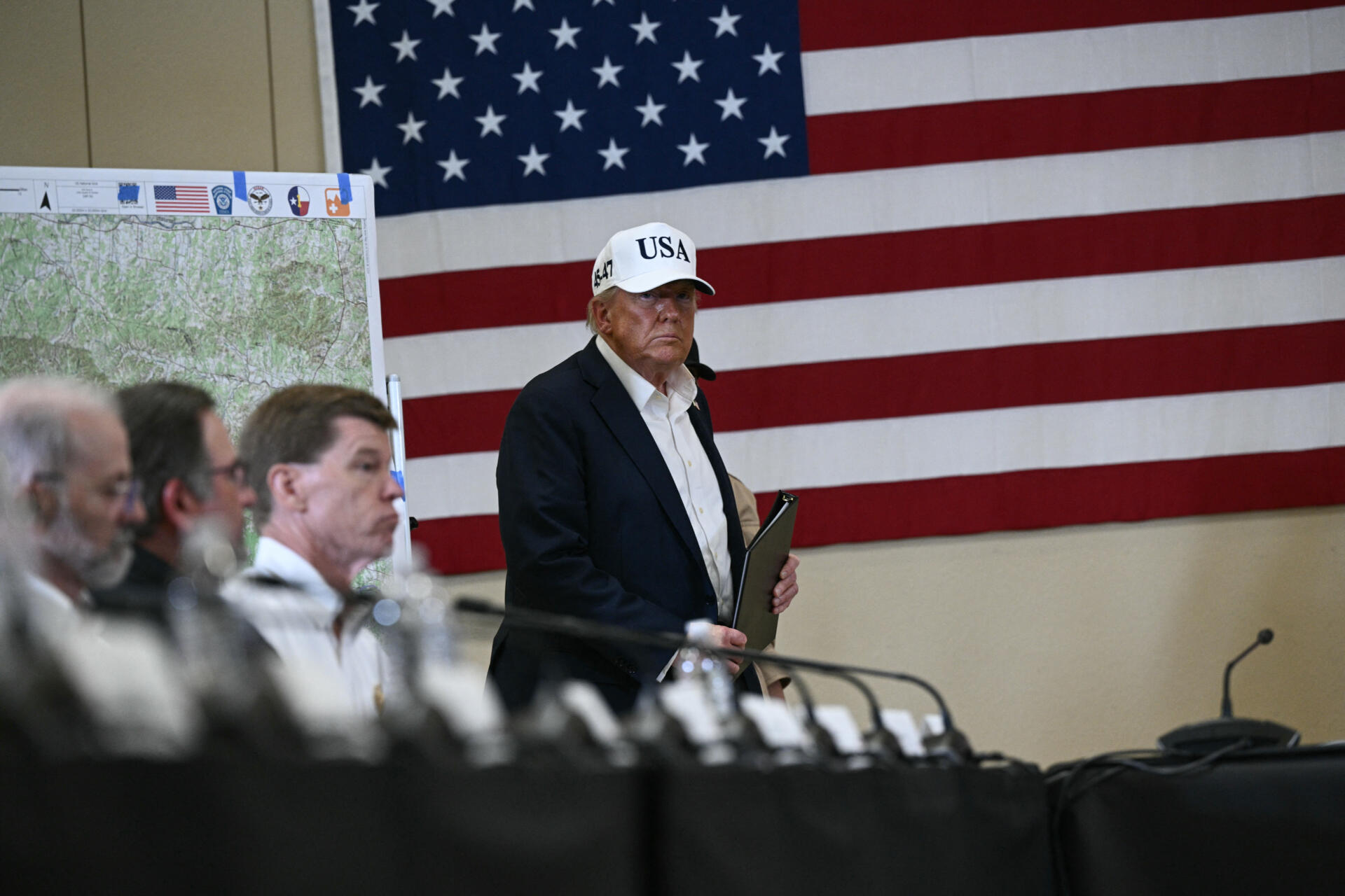Trump dice que "nunca había visto algo así" al visitar Texas tras las devastadoras inundaciones