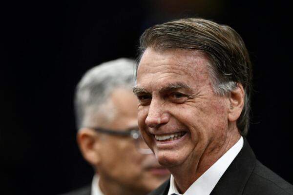 El expresidente brasileño Jair Bolsonaro hace un gesto durante una sesión del Tribunal Supremo de Brasil que juzga la participación de los acusados del intento de golpe de Estado de enero de 2023, en Brasilia, el 10 de junio de 2025. (Foto de EVARISTO SA/ AFP)