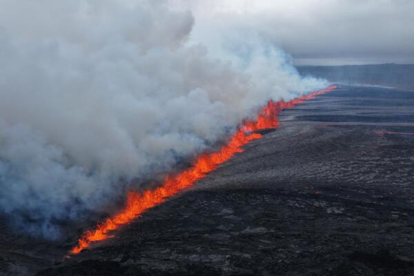 Imagen difundida el 16 de julio de 2025 por el Departamento de Defensa Pública del Comisionado de la Policía Estatal de Islandia muestra lava y humo saliendo de un volcán cerca de Grindavik, en la península islandesa de Reykjanes