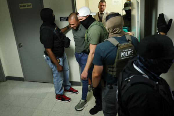 Cae el apoyo de EE. UU. a las deportaciones de Trump, según encuestas