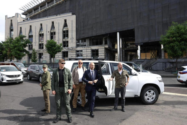 This handout picture taken and released on July 21, 2025 by Ministry for Europe and Foreign Affairs (MEAE) shows French Foreign Minister Jean-Noel Barrot (2nd R) arriving at at a metro station damaged following a Russian attack in Kyiv, amid the Russian invasion of Ukraine. The French Minister of Foreign Affairs, Jean-Noël Barrot, arrived in Kyiv on Monday for a two-day visit aimed at supporting Ukraine in its fight against the Russian invasion. (Photo by Handout / Ministry for Europe and Foreign Affairs (MEAE) / AFP)