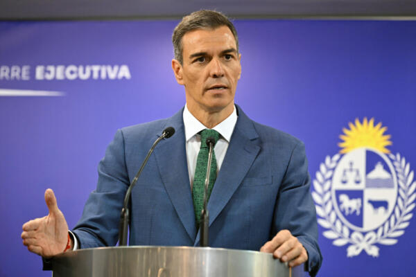 El presidente del Gobierno español, Pedro Sánchez, habla tras una reunión con el presidente uruguayo, Yamandu Orsi, en la Torre Ejecutiva, sede del gobierno, en Montevideo, el 22 de julio de 2025. (Foto: Santiago Mazzarovich / AFP)