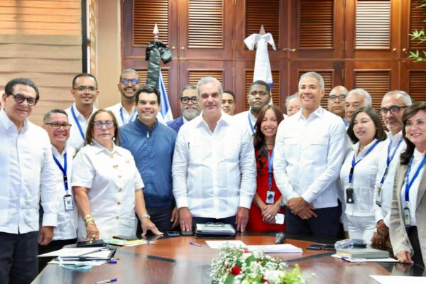 En Santiago, Abinader afirmó que su gobierno ha destinado más de 4,000 millones de pesos en obras para agua potable y saneamiento.