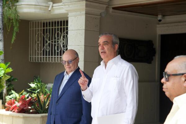 Luego del encuentro del presidente Abinader con Hipólito Mejía respondió a Amnistía Internacional que critica las deportaciones de haitianos.