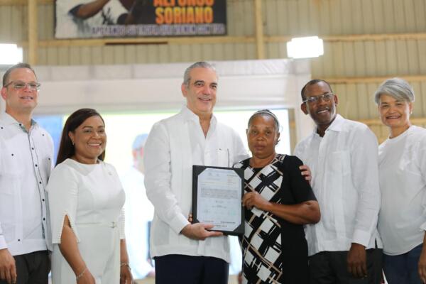 Esta es la segunda entrega de certificados de títulos que realiza el mandatario en el municipio de Quisqueya.
