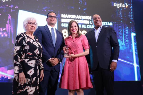 Elvyn José Gómez, asesor, y Deidania Espaillat, coordinadora de Tecnología de la DGA reciben premio
Foto. Fuente externa