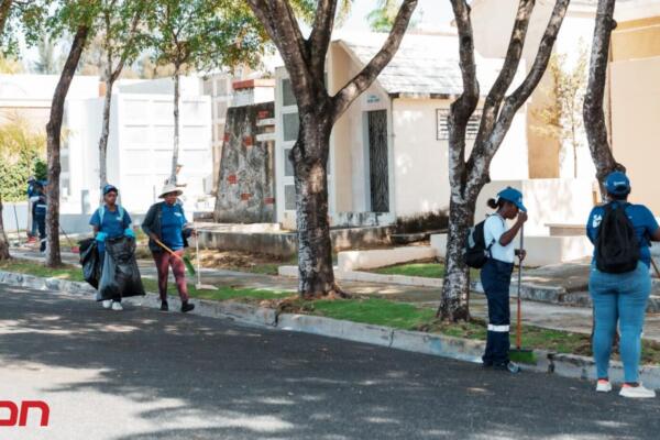 Personas realizan labores de acondicionamiento en los principales cementerios de la capital. Foto: fuente externa