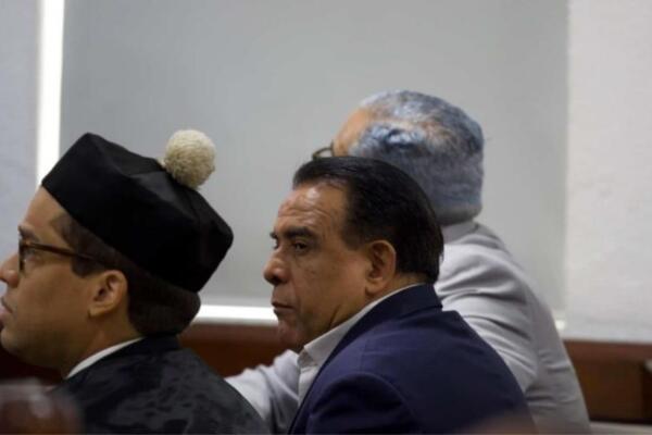 Alexis Medina en sala de audiencias del Segundo Tribunal Colegiado