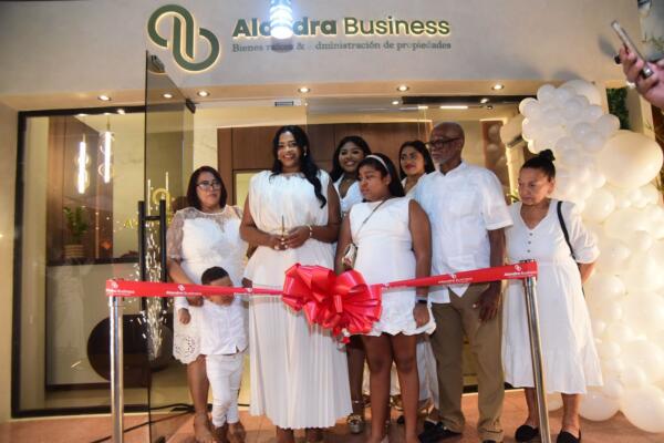 Alondra Martínez celebra la apertura de Alondra BusinessRD, destacándose en el sector inmobiliario del norte de la República Dominicana. Foto: externa