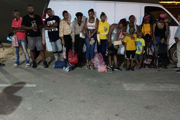 Apresan hombre por transportar 14 indocumentados en Valverde