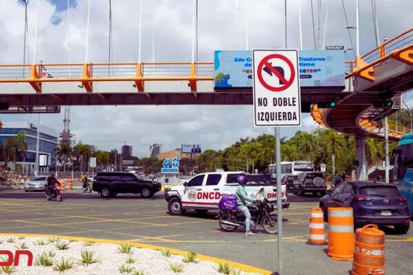 Imagen de varios conductores girando hacia la izquierda en una de las vías principales del GSD. Foto: Fuente externa