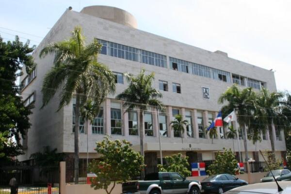 La mujer que fue asesinada la noche del martes en el residencial Naco Dorado IV ha sido identificada como la señora Ivonne Handal Abugabir,