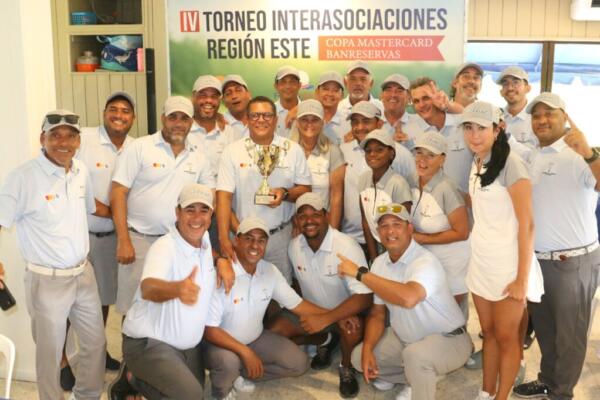 El evento, que fue organizado por la Federación Dominicana de Golf, tuvo el auspicio de Mastercard Banreservas. Además, contó con la colaboración de United Brands y Casa Brugal.