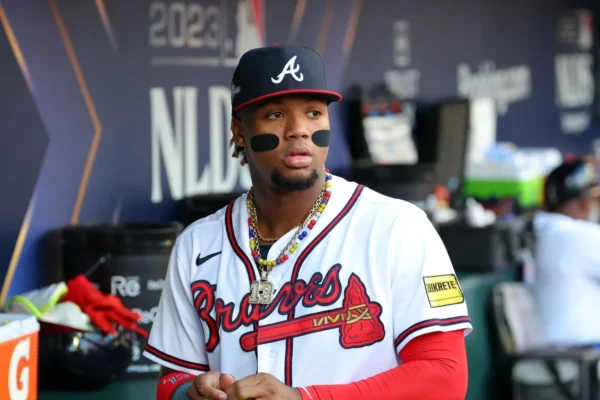 Acuña regresó a su posición con intención de seguir en el juego, pero al verlo inclinado, con las manos en las rodillas y la cabeza baja, Eli White salió al campo para reemplazarlo