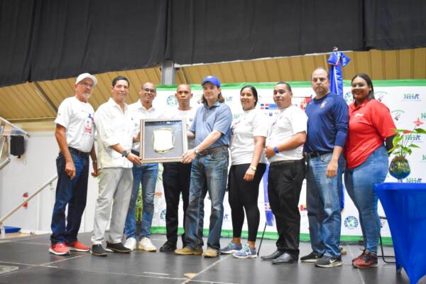 El presidente de la Fedobd, Nelson Javier Ozuna, acompañado de varios técnicos y directivos de ese centro educativo bilingüe, dio inicio al certamen en el que participan badmintonistas.