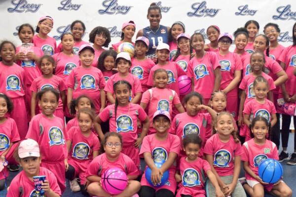 De La Cruz, de 38 años, compartió diversas actividades en las instalaciones del Licey como son charlas sobre el respeto y compromiso social, además impartió técnicas de voleibol para el aprendizaje de las presentes.