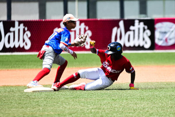 Con esta victoria, los dominicanos mantienen su invicto en el torneo con marca de 4-0, mientras que los boricuas caen a 1-2. Todavía restan dos partidos por disputarse en la jornada vespertina y nocturna.