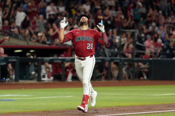 Aunque las radiografías de su dedo índice derecho resultaron negativas, Suárez quedó fuero de la alineación titular de Arizona para el juego del martes en Detroit.