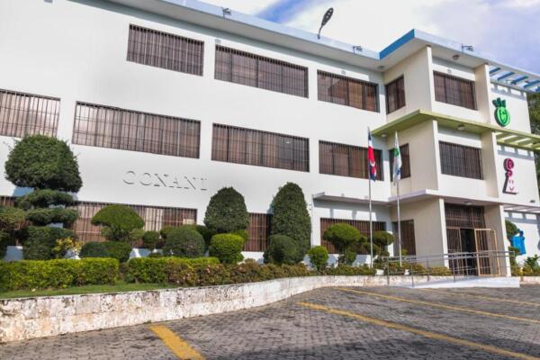 Continúa hoy audiencia contra adolescentes por muerte en Conani. Foto:  Fachada del Conani  