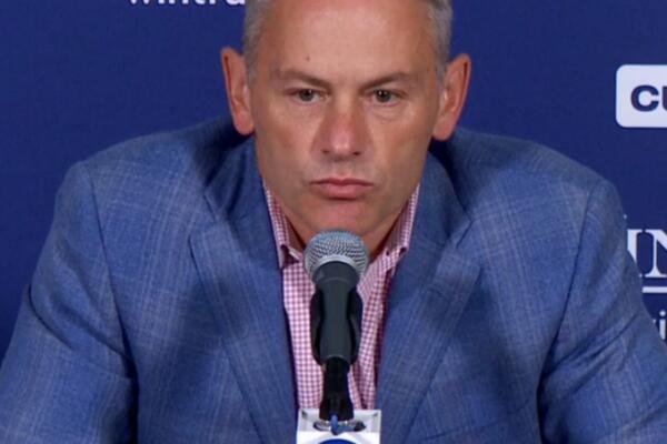 Los Cachorros han acordado una extensión de contrato multianual con el presidente del departamento de operaciones de béisbol, Jed Hoyer, anunció el equipo la tarde de este lunes.