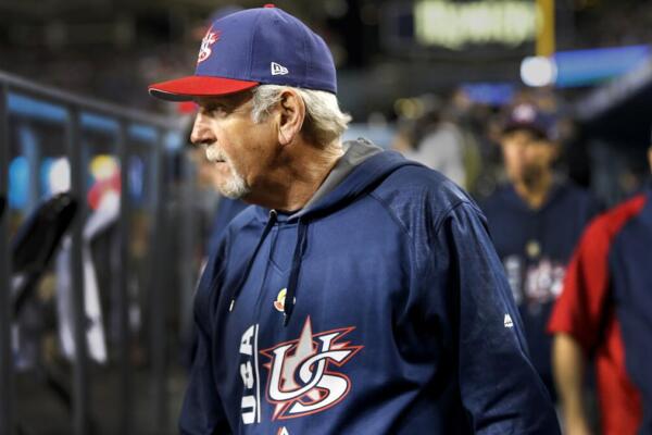 El domingo, en el loanDepot park, Leyland se sintió honrado una vez más por su exaltación al Salón de la Fama de las Leyendas de los Marlins. 