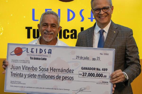 Juan Viterbo Sosa Hernández junto a Miguel Abreu, director de Leidsa. Foto: Leidsa