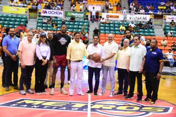Durante el acto, los Metros de Santiago entregaron al ministro Kelvin Cruz un balón autografiado por todos los jugadores del equipo