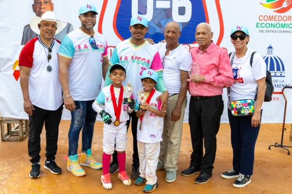 En un evento preparado para el disfrute de los pequeños de la casa y celebrando de manera diferente el día del padre, el combinado de La Vega venció 7-5 al conjunto de Sánchez Ramírez y se proclamaron campeones del 5to. 