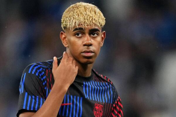 Lamine, futbolista del barrio de Rocafonda en Mataró (Barcelona),tendrá en su uniforme el número que fue utilizado por el astro del fútbol Diego Maradona, Ronaldinho y el argentino Lionel Messi.