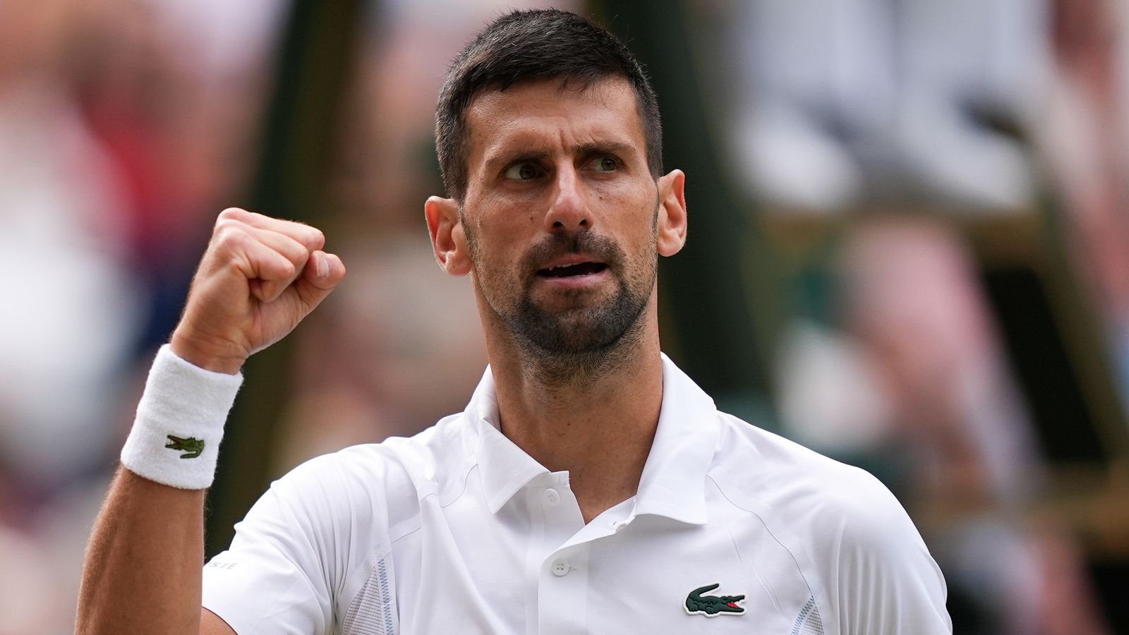 El serbio Novak Djokovic, siete veces campeón de Wimbledon, y el italiano Jannik Sinner, número uno mundial y que busca su primer título en Londres, pasaron este miércoles a semifinales del torneo inglés, donde se verán las caras el viernes.