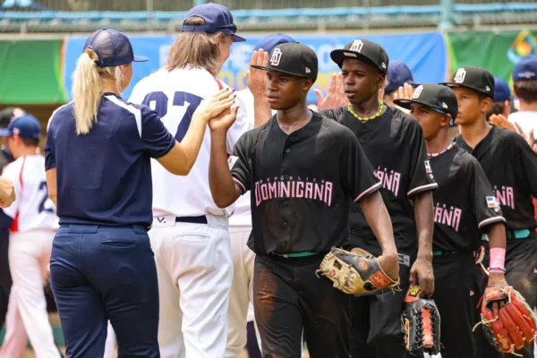 El conjunto dominicano tuvo que venir de atrás luego de verse en desventaja por tres carreras tras un cuadrangular de los checos en la primera entrada. 