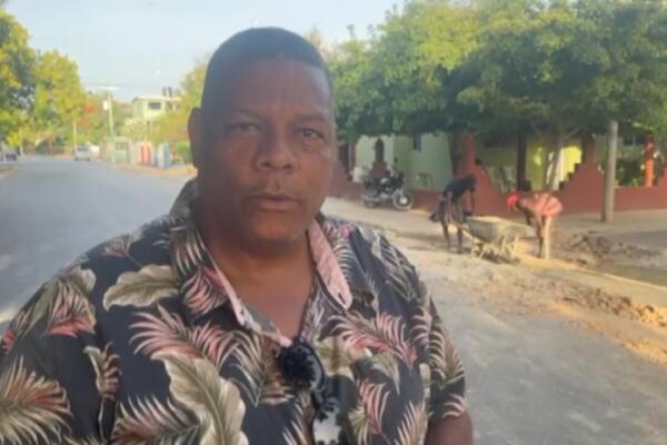 El regidor de Pedernales, Wilkin Alexander Perdomo, mejor conocido como Bobo, construye obras municipales con su salario. Foto: CDN Digital