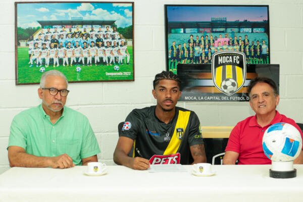 La firma de Parra, se produjo en las oficinas del Moca FC ante la presencia de Esteban Ferreira, presidente del club y de José
Bautista vocal, quienes expresaron su satisfacción por la llegada del jugador a las filas del club aurinegro.
