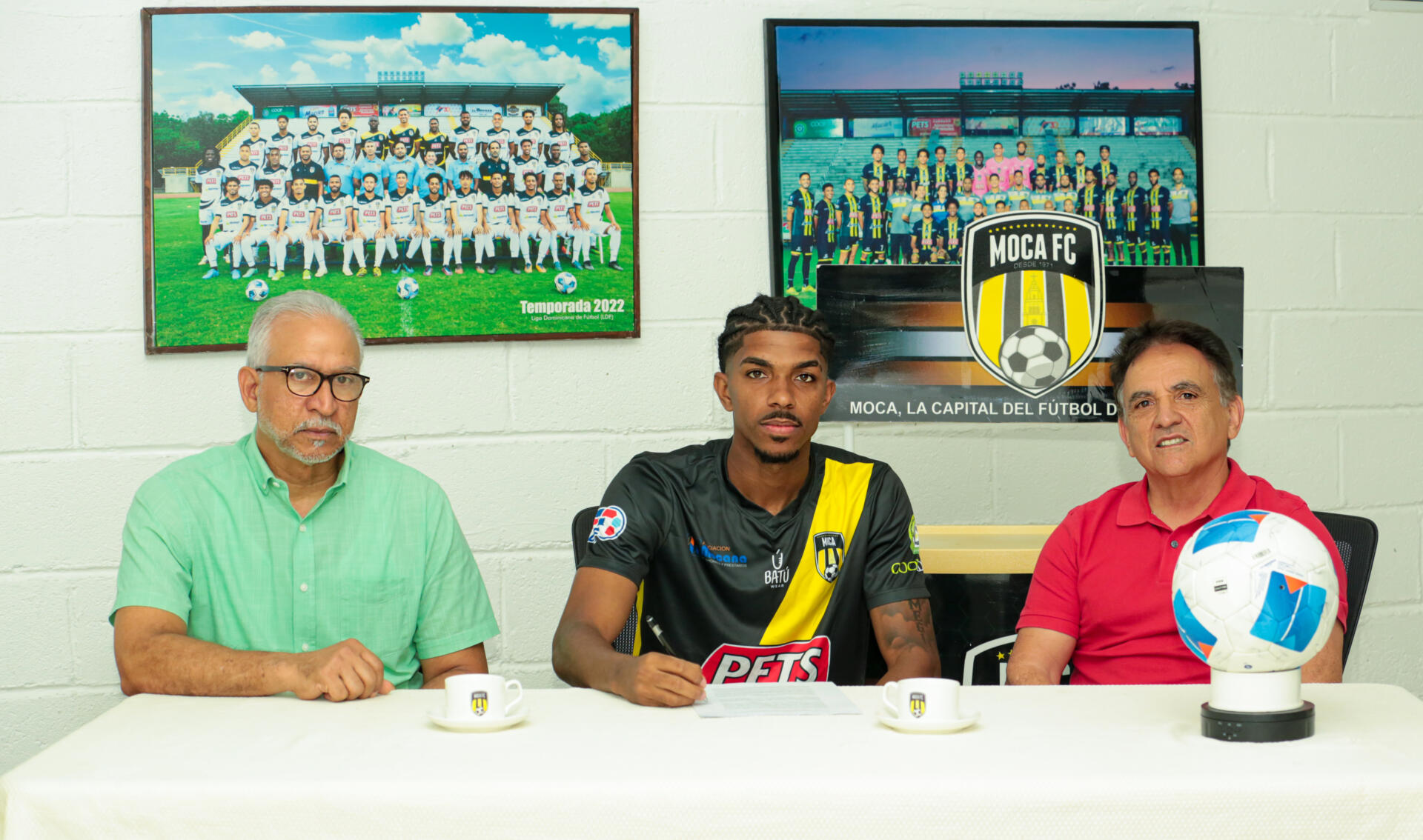 La firma de Parra, se produjo en las oficinas del Moca FC ante la presencia de Esteban Ferreira, presidente del club y de José Bautista vocal, quienes expresaron su satisfacción por la llegada del jugador a las filas del club aurinegro.