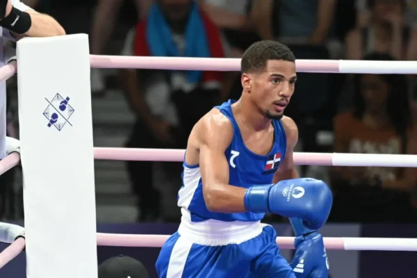 Alcántara, quien viene de obtener bronce en los Juegos Olímpicos París 2024, se convierte en apenas el tercer dominicano en asegurar el podio en un mundial de boxeo.