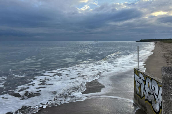 Vista general de la playa Las Palmas antes de la potencial llegada de un tsunami en Esmeraldas, Ecuador, el 30 de Julio de 2025. (Foto de Antony Quintero / AFP)