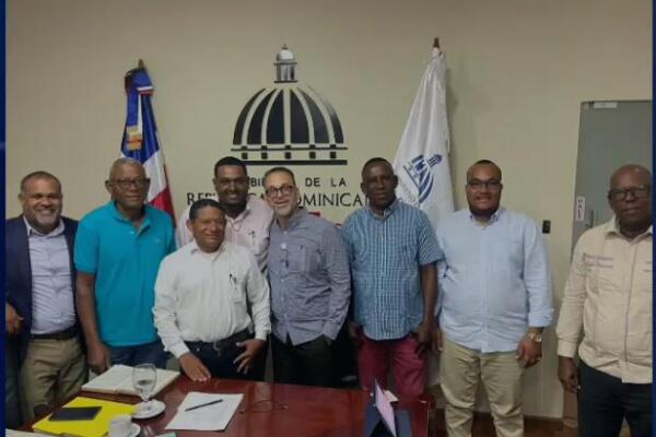 Cebolleros de Azua junto a Fredy Fernández, jefe de gabinete del Ministerio de Agricultura. Foto:  Fuente externa