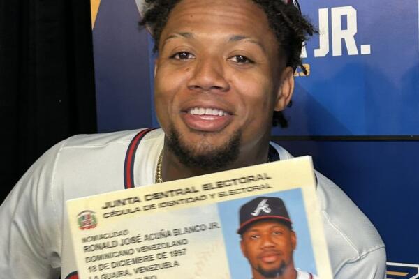 Ronald Acuña y su cédula dominicana