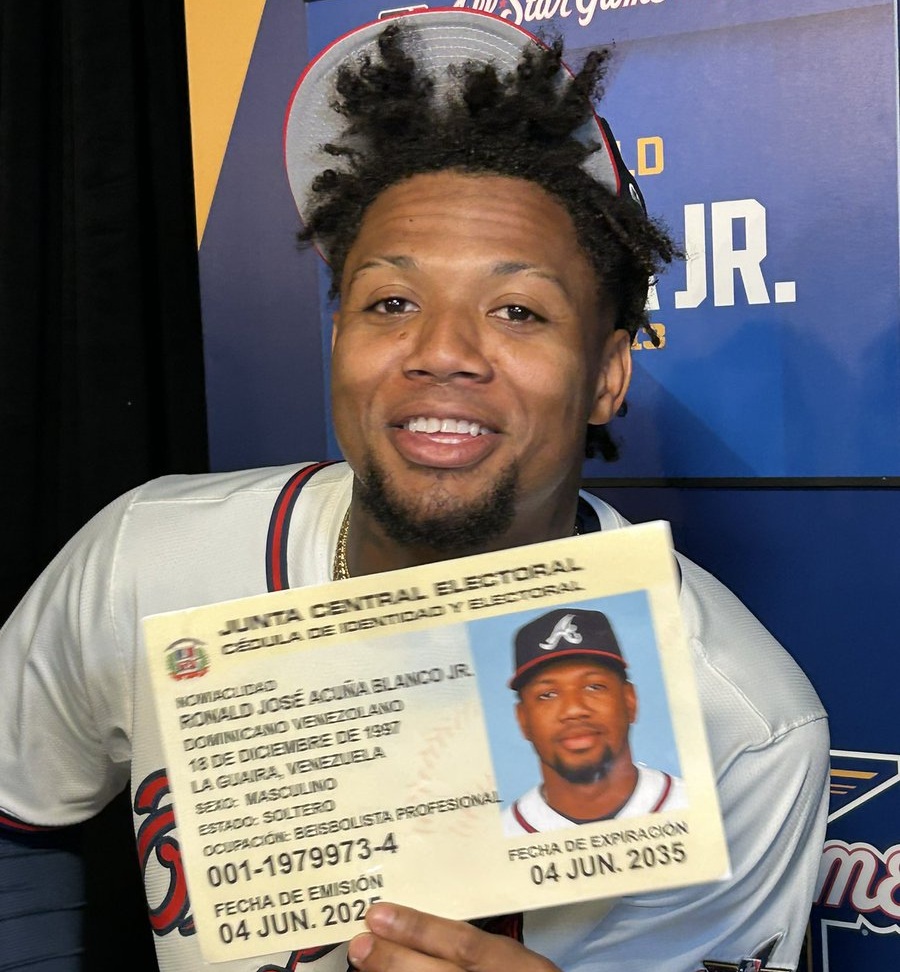 Ronald Acuña y su cédula dominicana